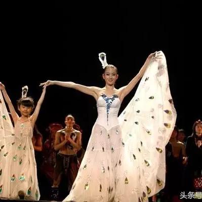 小彩旗青春活力照片，旋转舞者的魅力瞬间