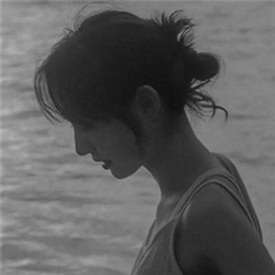 探索黑白美学魅力，QQ头像女最新潮流
